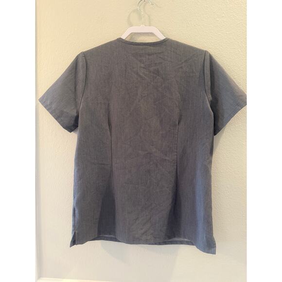 FIGS Technical Collection Gray Short Sleeve Scrub Top Sz M One Chest Pocket - Picture 2 of 6